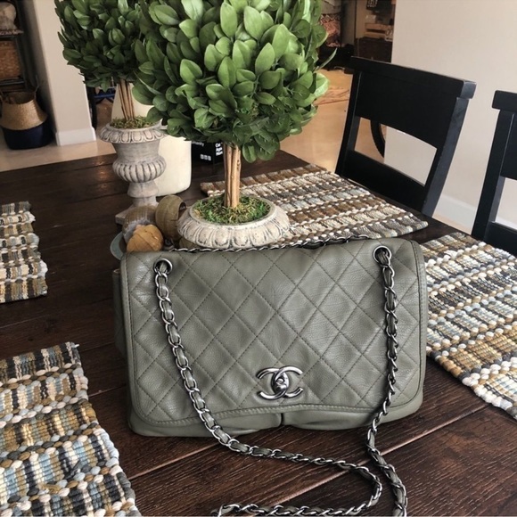 Authentic Chanel Flap Classic Quilted CC Shoulder Chain Bag - Picture 2 of 15